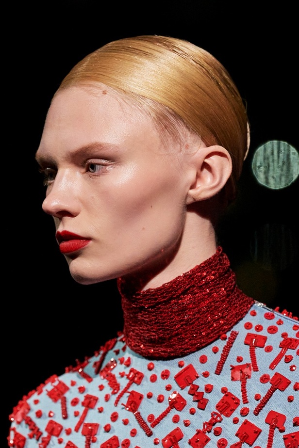 تسريحات شعر ومكياج مجموعة Tory Burch لموسم خريف وشتاء 2022 