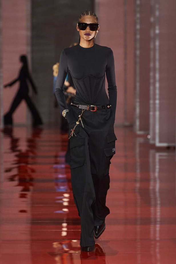 الألوان الصاخبة والمرأة الجريئة في مجموعة Versace لخريف وشتاء 2022