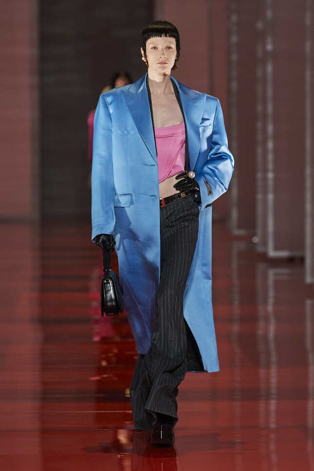 الألوان الصاخبة والمرأة الجريئة في مجموعة Versace لخريف وشتاء 2022