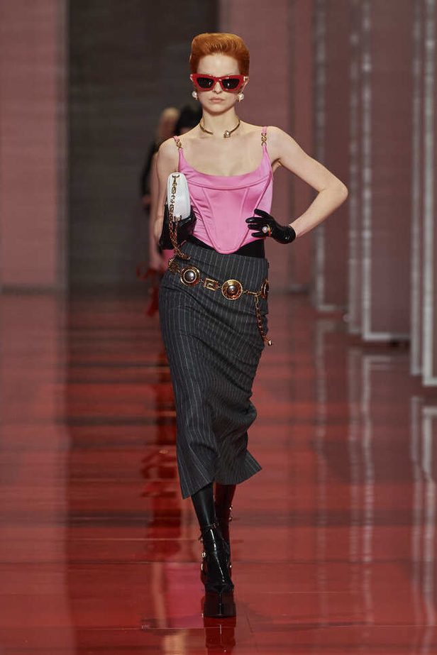 الألوان الصاخبة والمرأة الجريئة في مجموعة Versace لخريف وشتاء 2022