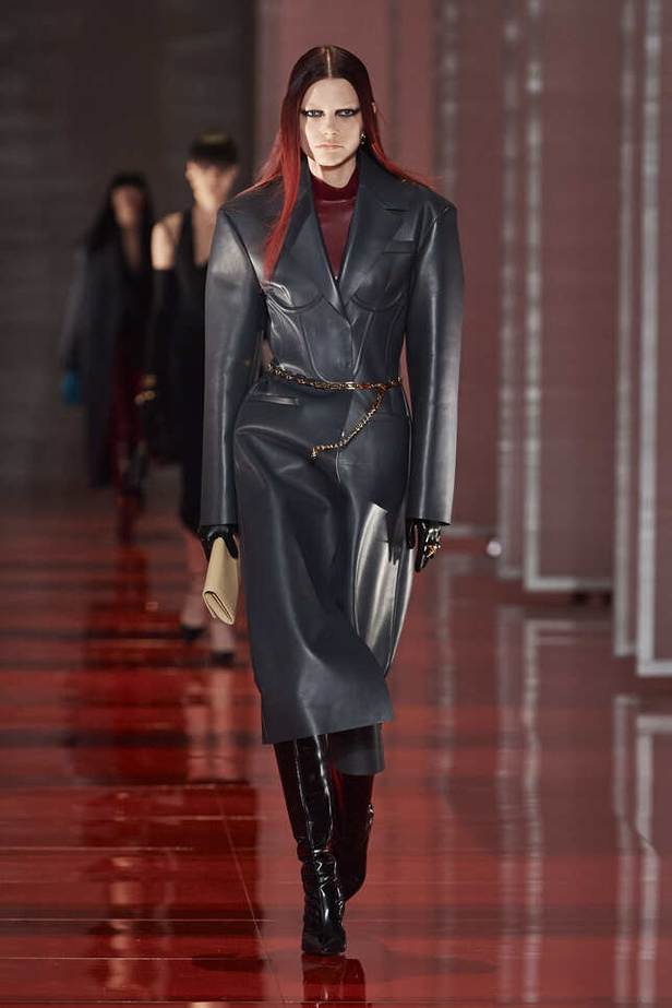 الألوان الصاخبة والمرأة الجريئة في مجموعة Versace لخريف وشتاء 2022