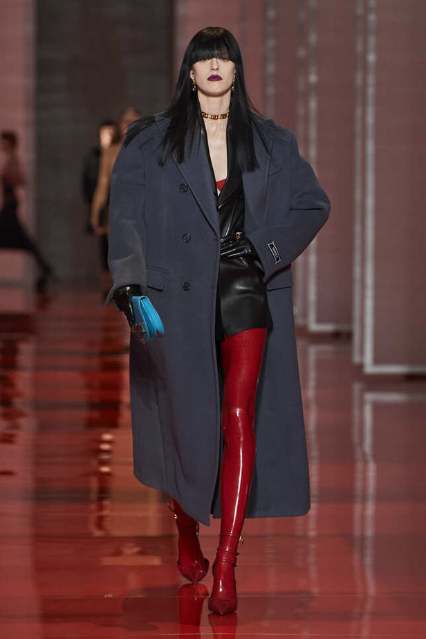 الألوان الصاخبة والمرأة الجريئة في مجموعة Versace لخريف وشتاء 2022