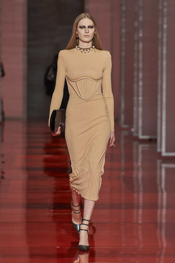 الألوان الصاخبة والمرأة الجريئة في مجموعة Versace لخريف وشتاء 2022