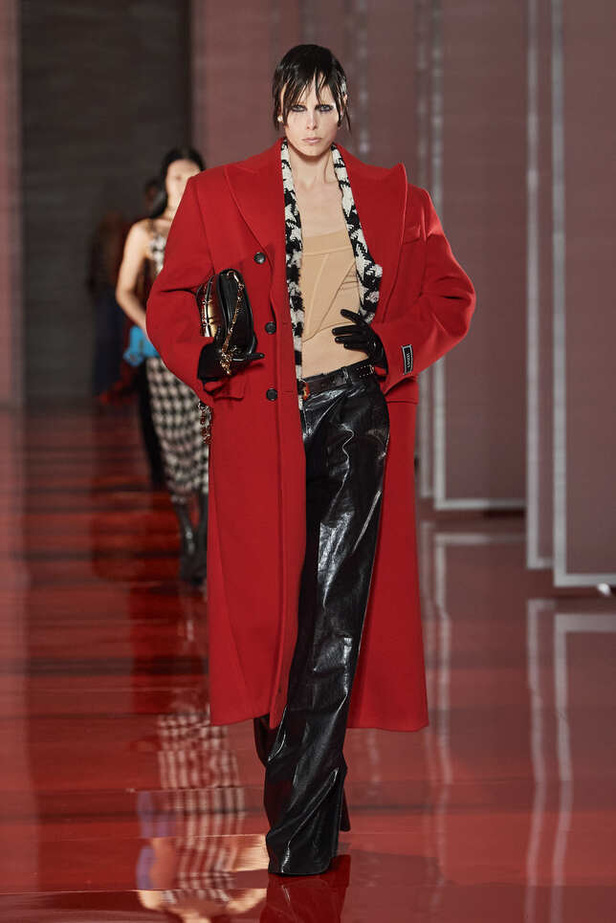 الألوان الصاخبة والمرأة الجريئة في مجموعة Versace لخريف وشتاء 2022