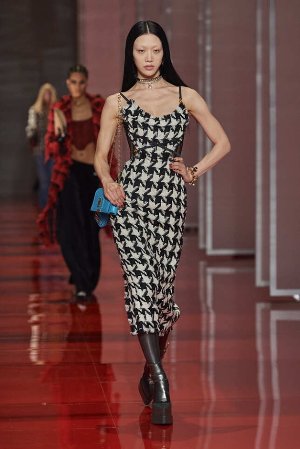 الألوان الصاخبة والمرأة الجريئة في مجموعة Versace لخريف وشتاء 2022