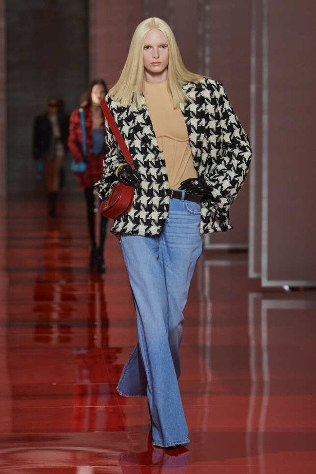 الألوان الصاخبة والمرأة الجريئة في مجموعة Versace لخريف وشتاء 2022