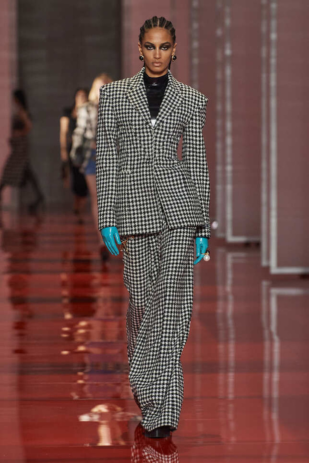 الألوان الصاخبة والمرأة الجريئة في مجموعة Versace لخريف وشتاء 2022