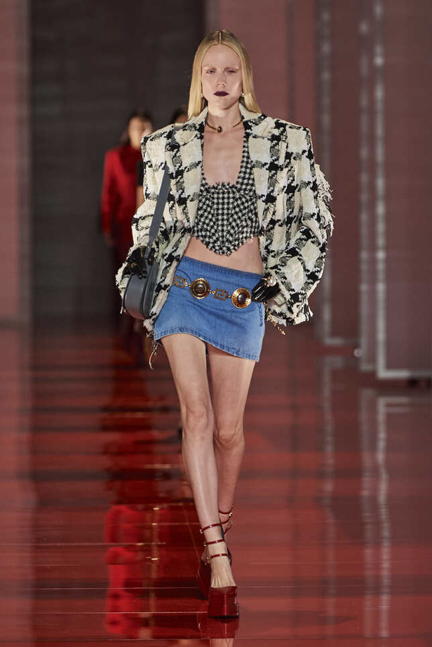 الألوان الصاخبة والمرأة الجريئة في مجموعة Versace لخريف وشتاء 2022