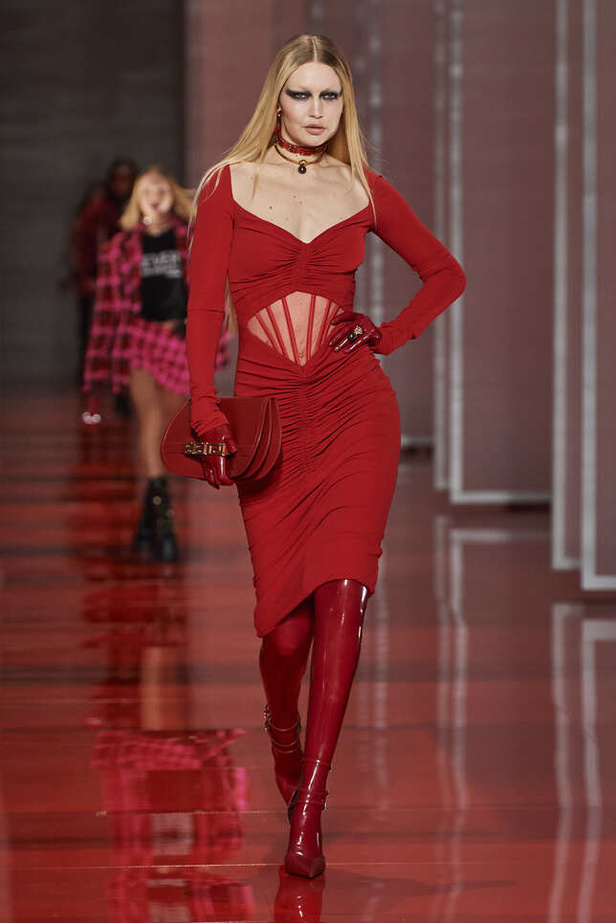 الألوان الصاخبة والمرأة الجريئة في مجموعة Versace لخريف وشتاء 2022