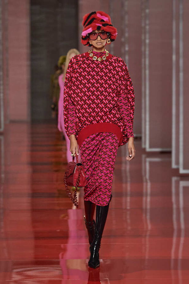 الألوان الصاخبة والمرأة الجريئة في مجموعة Versace لخريف وشتاء 2022