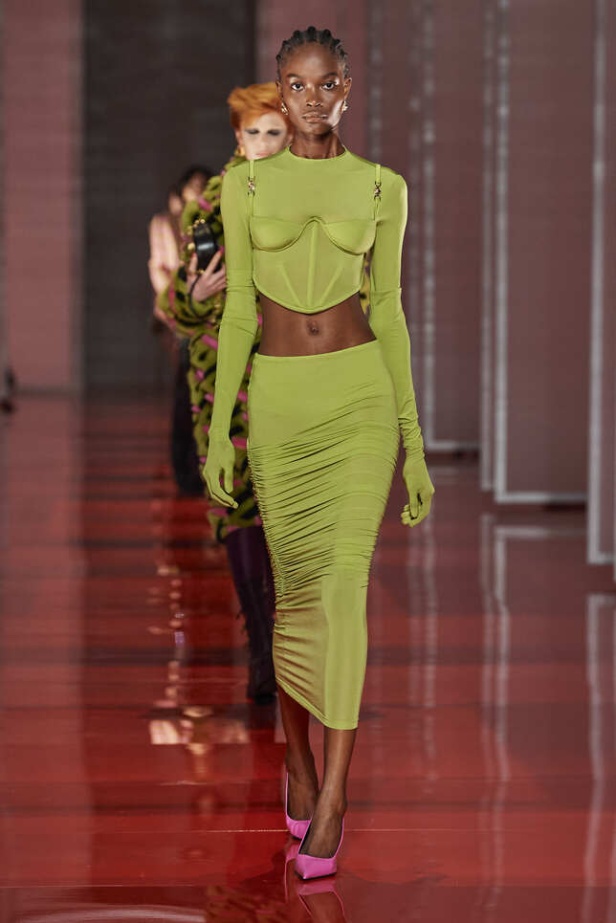 الألوان الصاخبة والمرأة الجريئة في مجموعة Versace لخريف وشتاء 2022