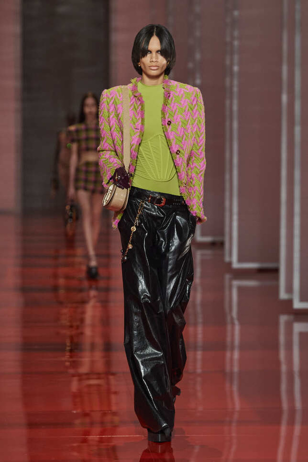الألوان الصاخبة والمرأة الجريئة في مجموعة Versace لخريف وشتاء 2022