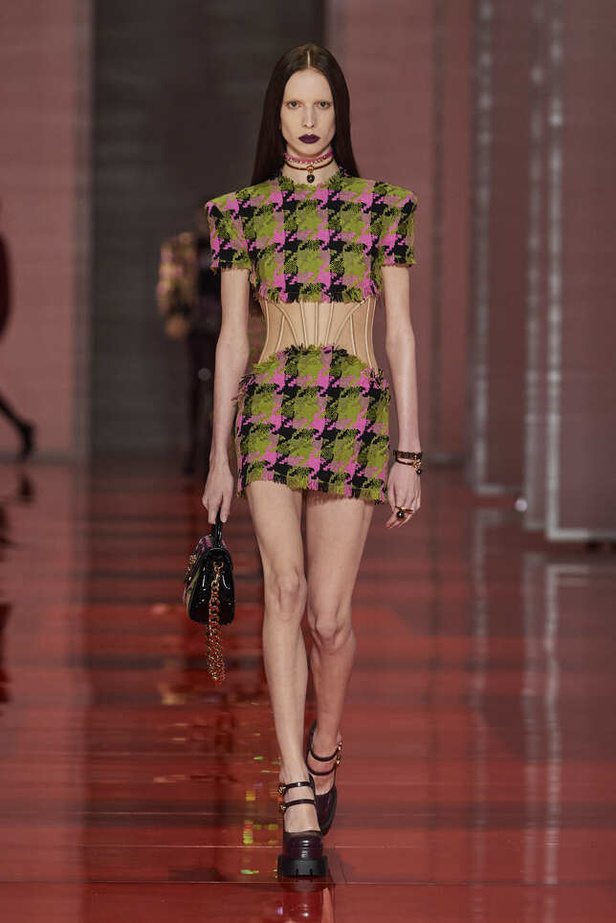 الألوان الصاخبة والمرأة الجريئة في مجموعة Versace لخريف وشتاء 2022