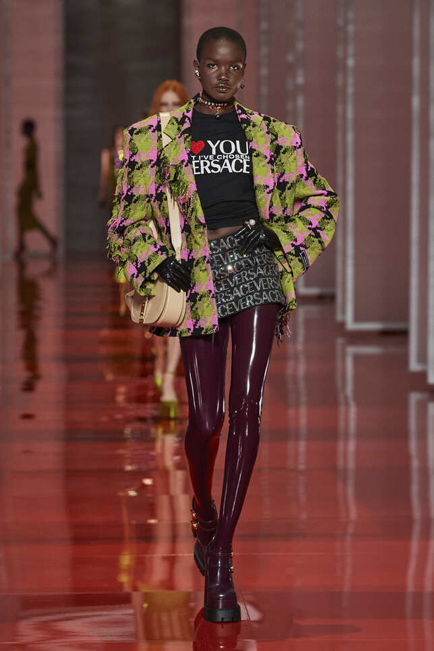 الألوان الصاخبة والمرأة الجريئة في مجموعة Versace لخريف وشتاء 2022