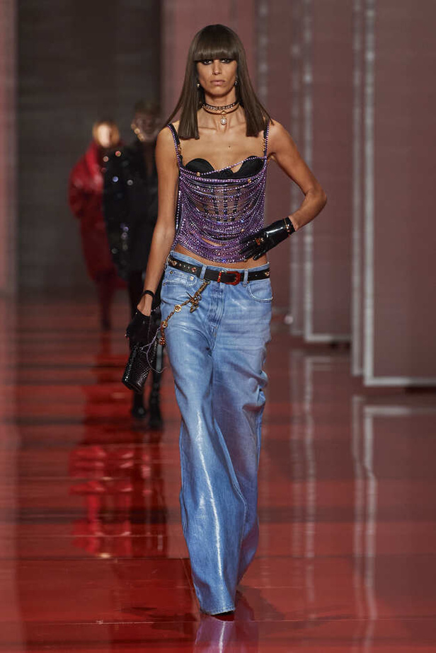 الألوان الصاخبة والمرأة الجريئة في مجموعة Versace لخريف وشتاء 2022