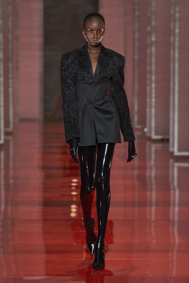 الألوان الصاخبة والمرأة الجريئة في مجموعة Versace لخريف وشتاء 2022