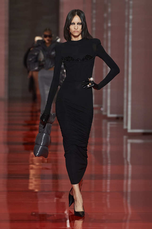 الألوان الصاخبة والمرأة الجريئة في مجموعة Versace لخريف وشتاء 2022