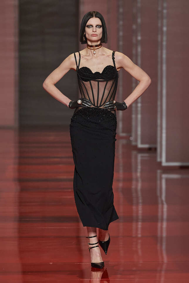 الألوان الصاخبة والمرأة الجريئة في مجموعة Versace لخريف وشتاء 2022