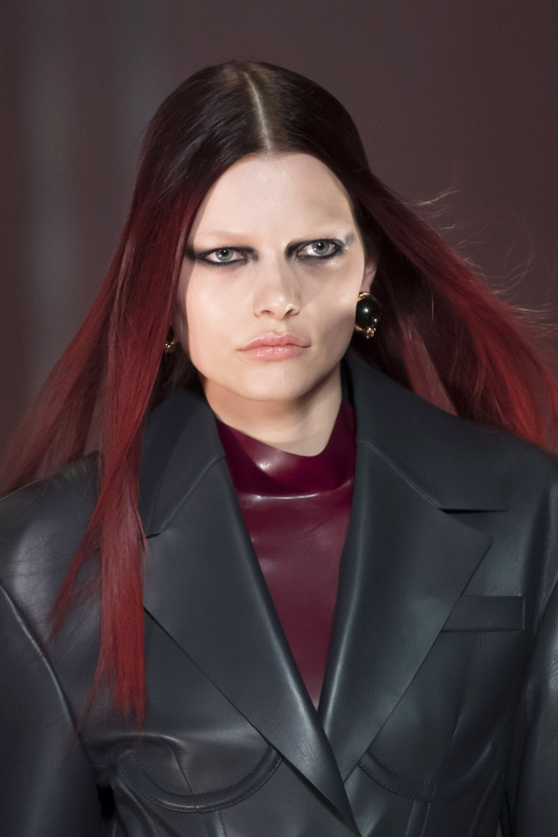 الألوان الصاخبة والمرأة الجريئة في مجموعة Versace لخريف وشتاء 2022