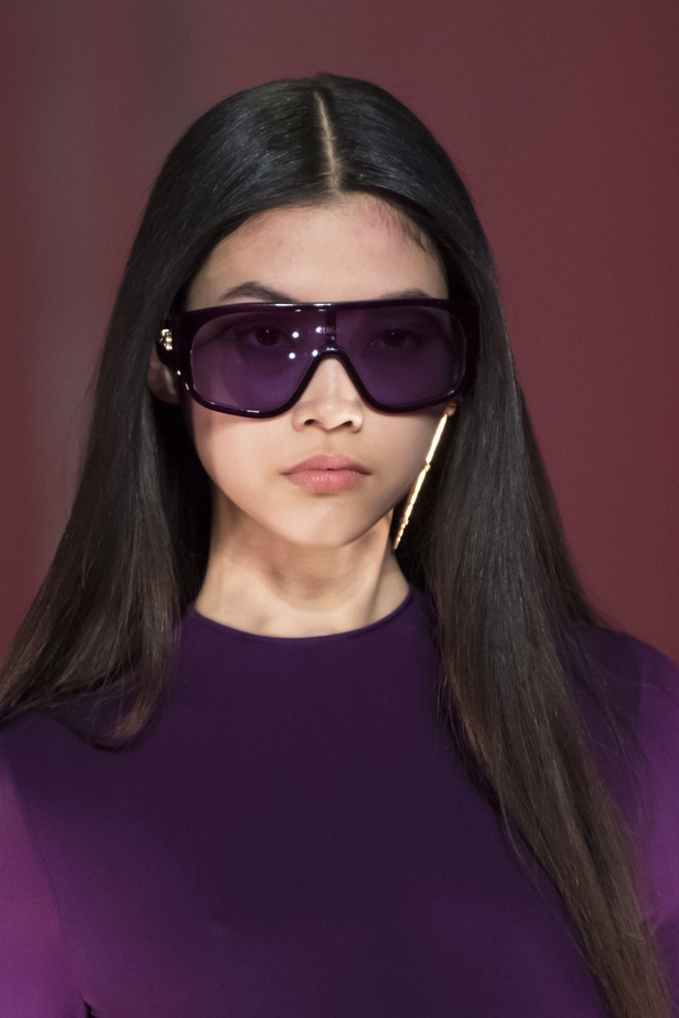 الألوان الصاخبة والمرأة الجريئة في مجموعة Versace لخريف وشتاء 2022