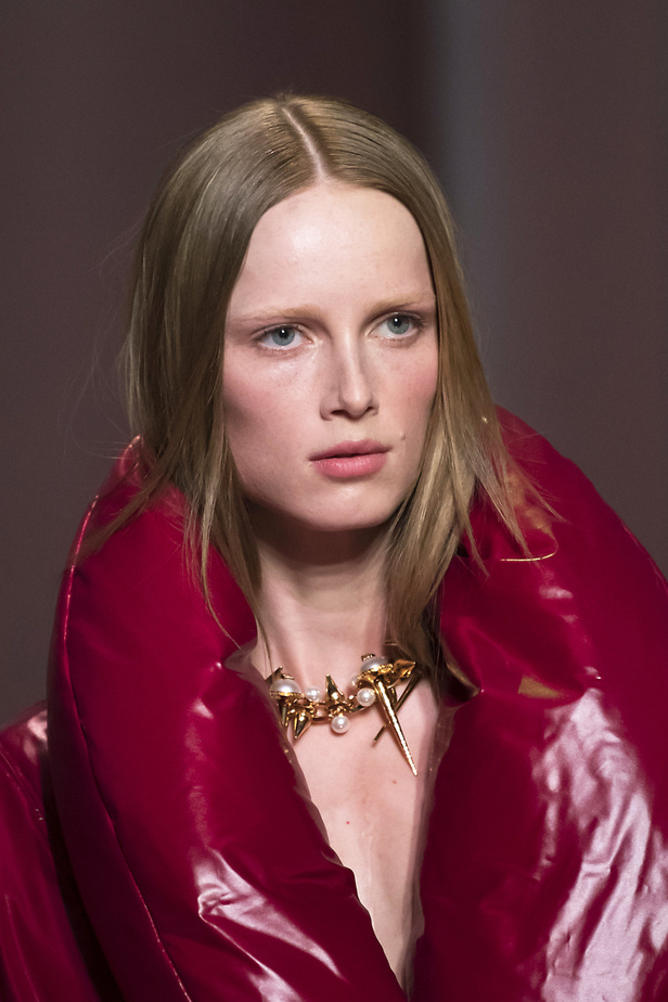 الألوان الصاخبة والمرأة الجريئة في مجموعة Versace لخريف وشتاء 2022