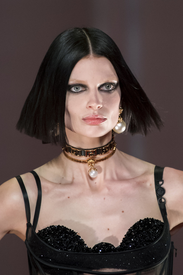 الألوان الصاخبة والمرأة الجريئة في مجموعة Versace لخريف وشتاء 2022