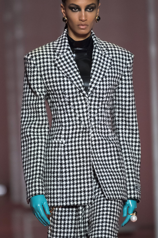 الألوان الصاخبة والمرأة الجريئة في مجموعة Versace لخريف وشتاء 2022