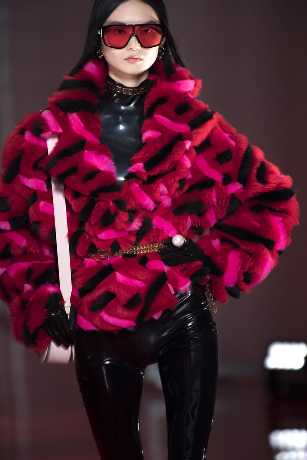 الألوان الصاخبة والمرأة الجريئة في مجموعة Versace لخريف وشتاء 2022