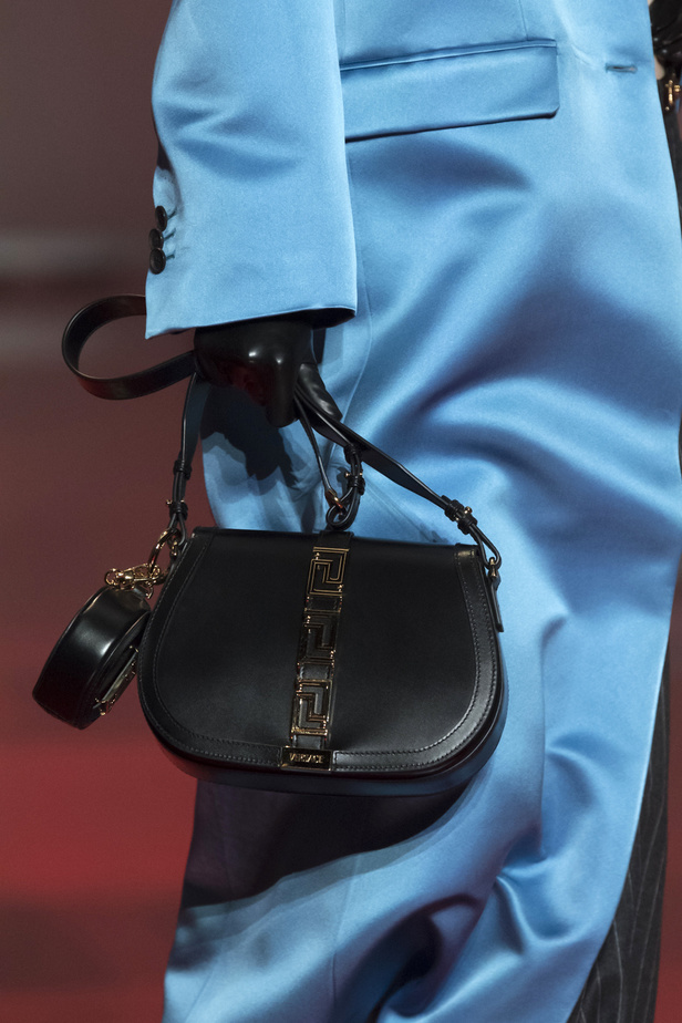 الألوان الصاخبة والمرأة الجريئة في مجموعة Versace لخريف وشتاء 2022