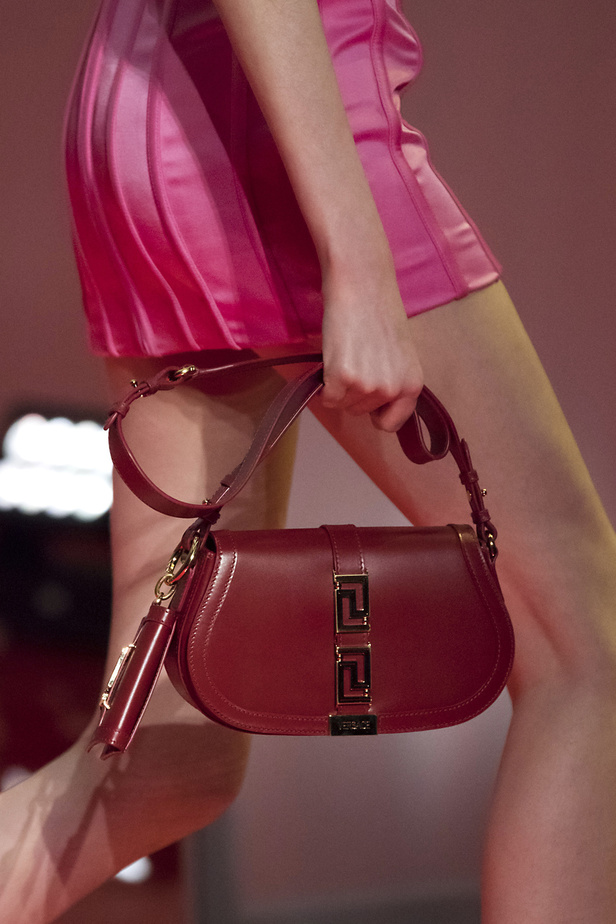 الألوان الصاخبة والمرأة الجريئة في مجموعة Versace لخريف وشتاء 2022