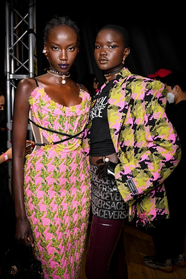 الألوان الصاخبة والمرأة الجريئة في مجموعة Versace لخريف وشتاء 2022