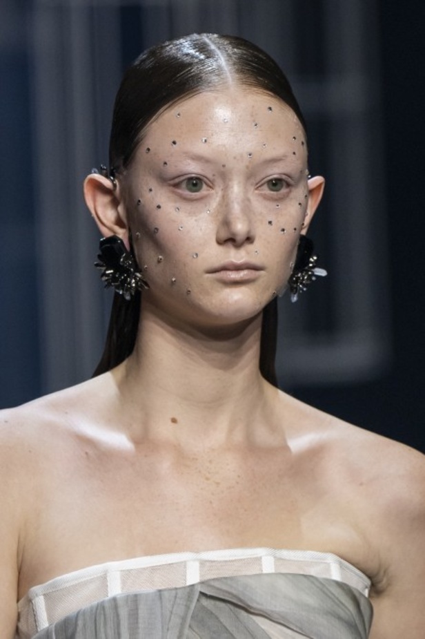 عرض أزياء فندي للهوت كوتور لربيع وصيف 2022