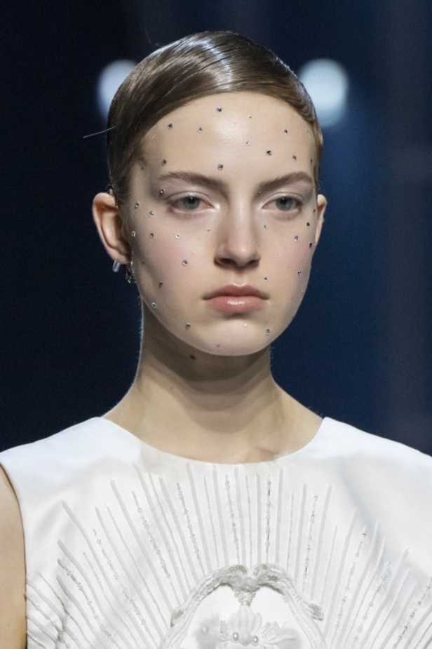 عرض أزياء فندي للهوت كوتور لربيع وصيف 2022