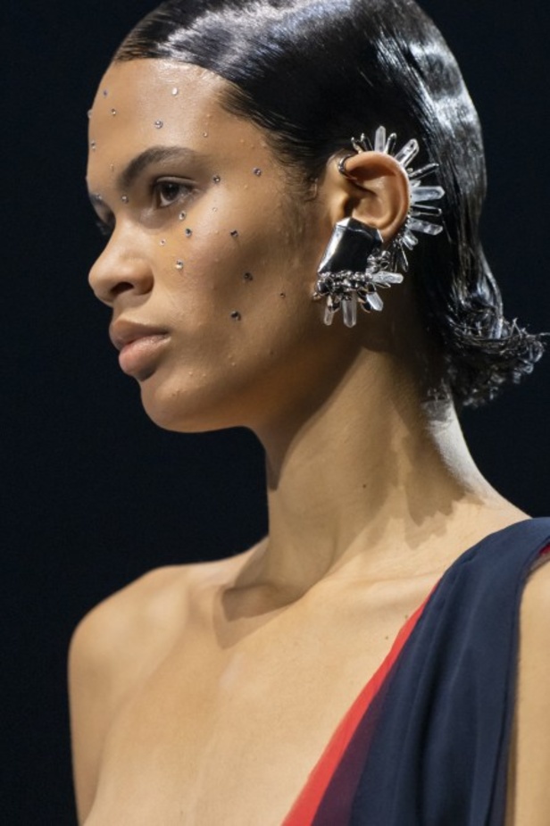 عرض أزياء فندي للهوت كوتور لربيع وصيف 2022