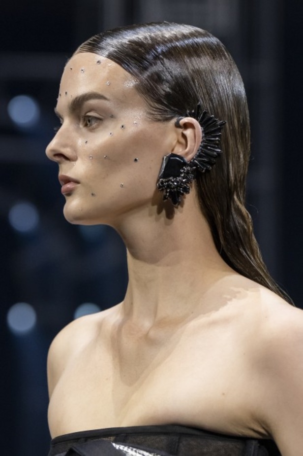 عرض أزياء فندي للهوت كوتور لربيع وصيف 2022