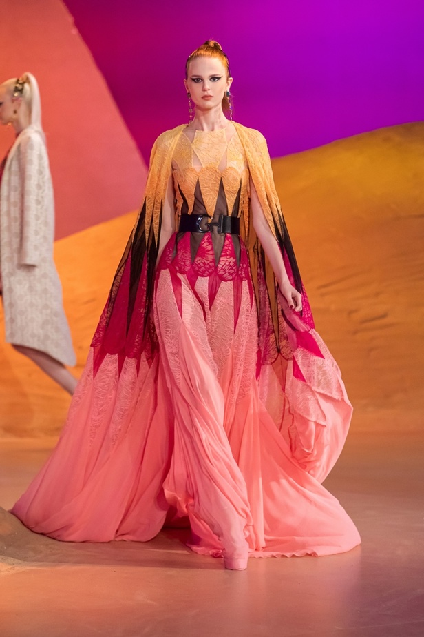 مجموعة جورج حبيقة لخريف وشتاء 2022-2023 نسيم الكوكب الأحمر