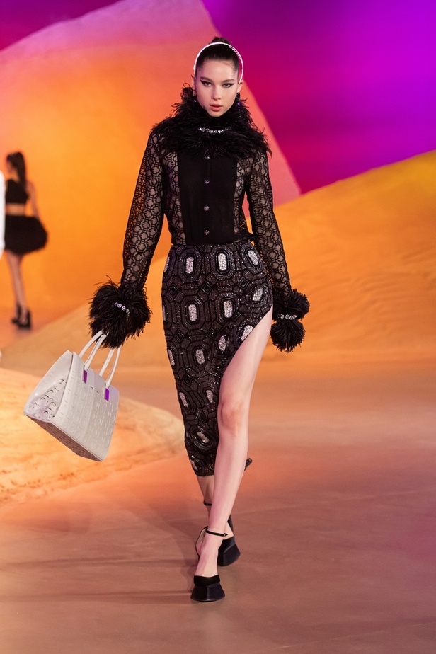 مجموعة جورج حبيقة لخريف وشتاء 2022-2023 نسيم الكوكب الأحمر