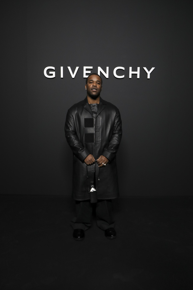 لمسات الكشكش واللؤلؤ تزيّن مجموعة أزياء Givenchy لخريف وشتاء 2022