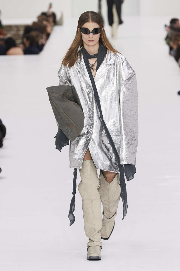 عرض أزياء مجموعة Acne Studios لموسم خريف وشتاء 2022 في باريس