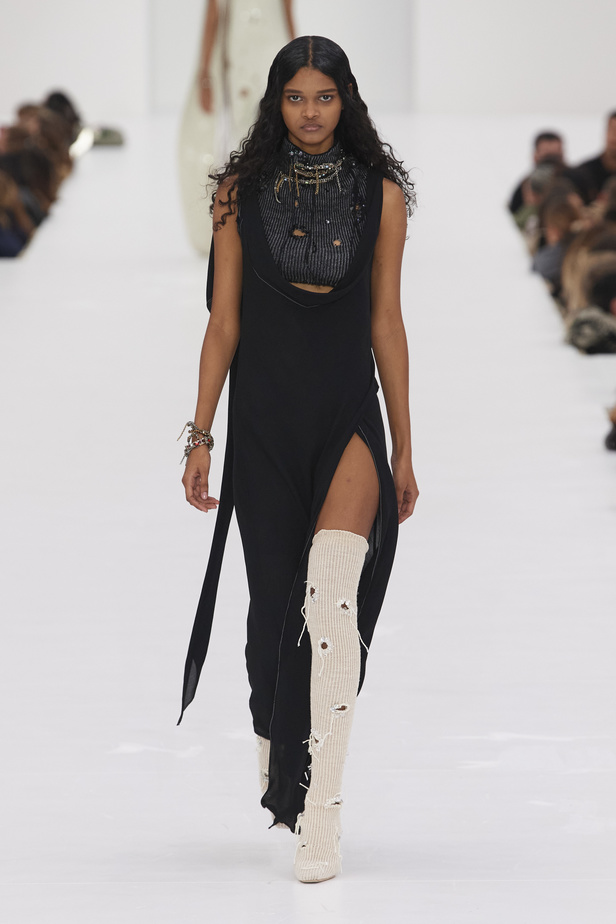 عرض أزياء مجموعة Acne Studios لموسم خريف وشتاء 2022 في باريس