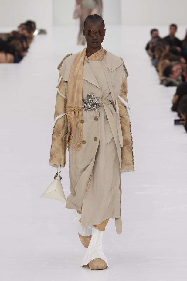 عرض أزياء مجموعة Acne Studios لموسم خريف وشتاء 2022 في باريس