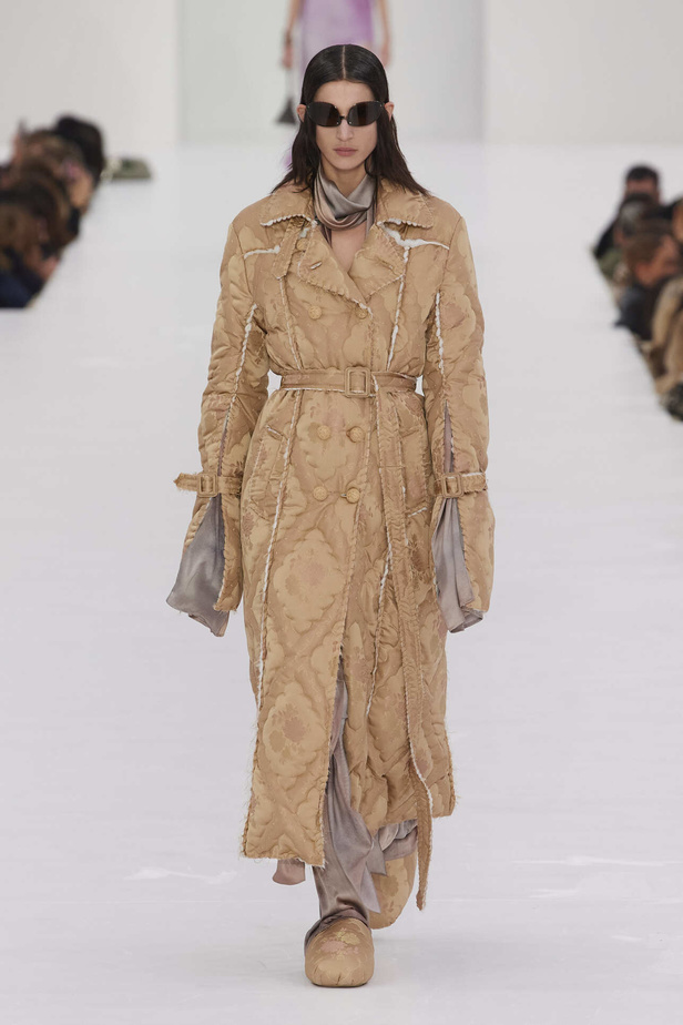 عرض أزياء مجموعة Acne Studios لموسم خريف وشتاء 2022 في باريس