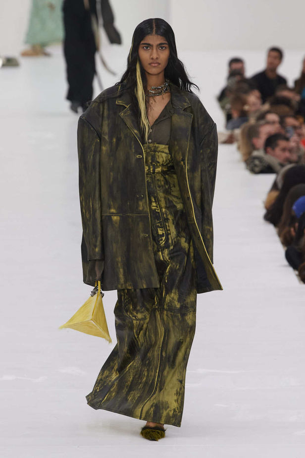 عرض أزياء مجموعة Acne Studios لموسم خريف وشتاء 2022 في باريس