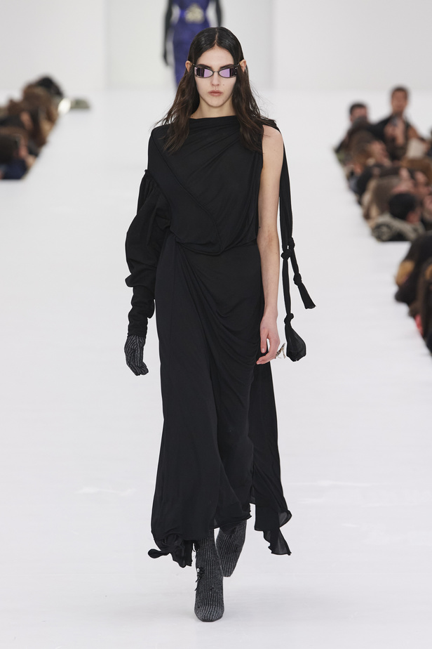 عرض أزياء مجموعة Acne Studios لموسم خريف وشتاء 2022 في باريس