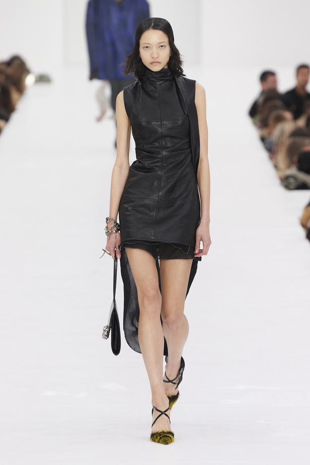 عرض أزياء مجموعة Acne Studios لموسم خريف وشتاء 2022 في باريس