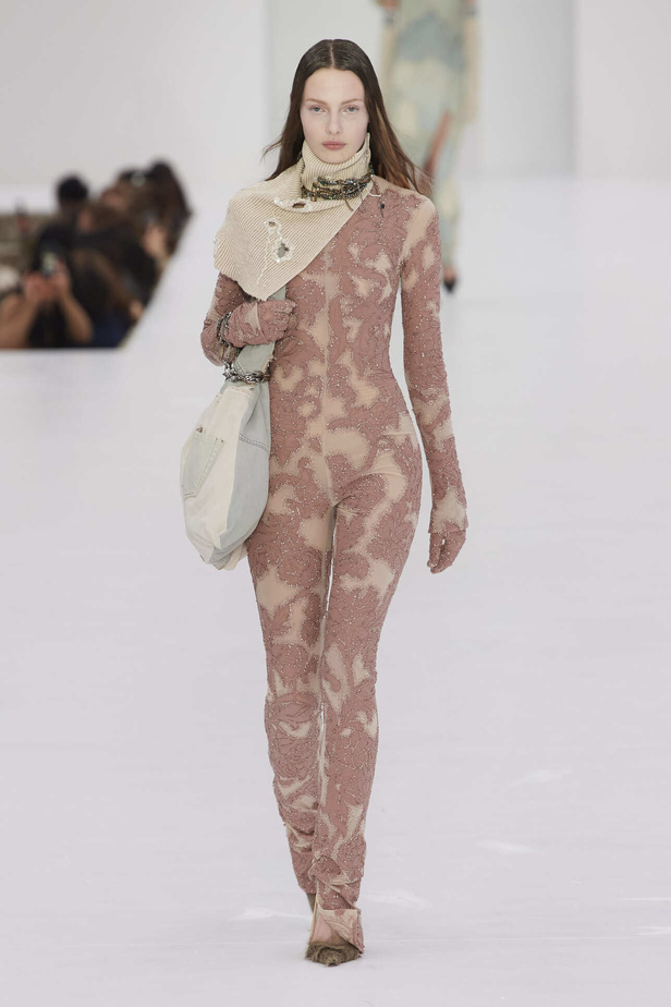 عرض أزياء مجموعة Acne Studios لموسم خريف وشتاء 2022 في باريس