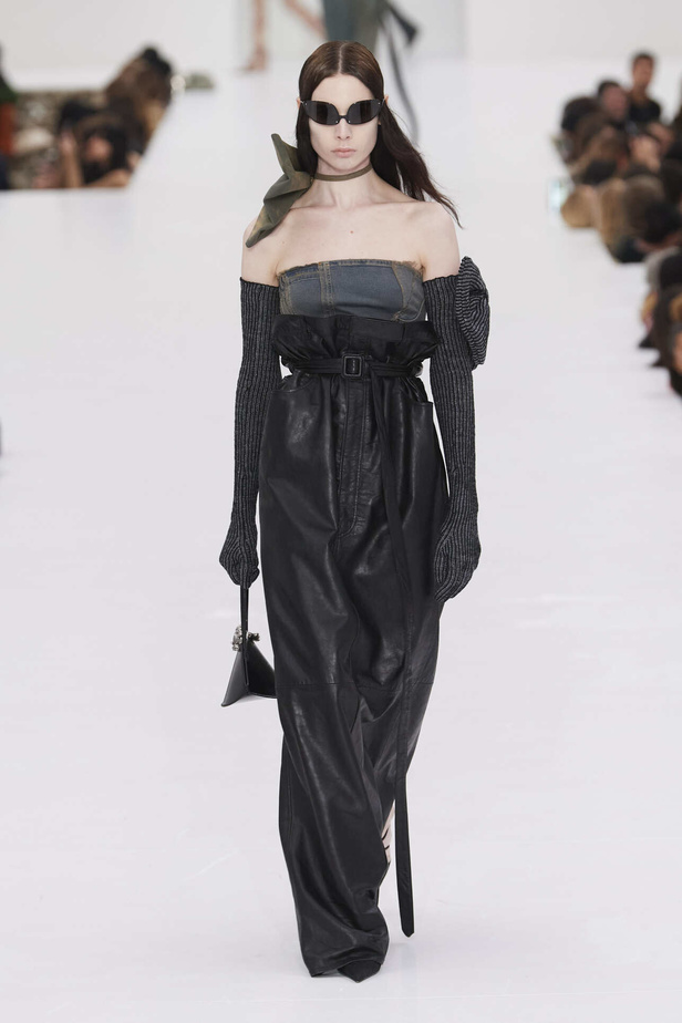 عرض أزياء مجموعة Acne Studios لموسم خريف وشتاء 2022 في باريس