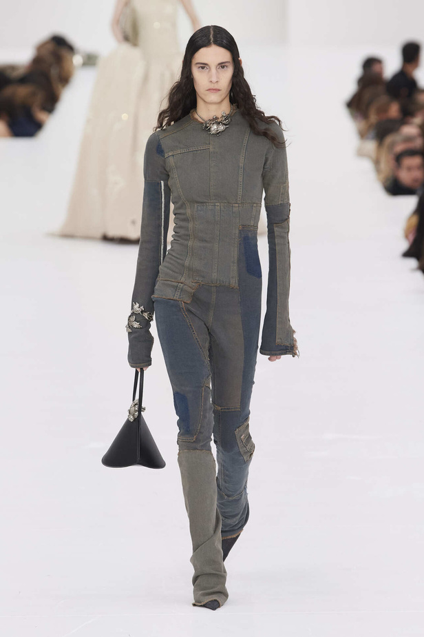 عرض أزياء مجموعة Acne Studios لموسم خريف وشتاء 2022 في باريس