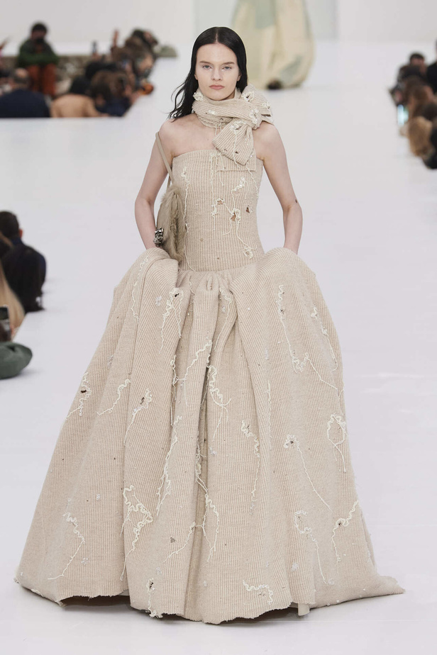 عرض أزياء مجموعة Acne Studios لموسم خريف وشتاء 2022 في باريس