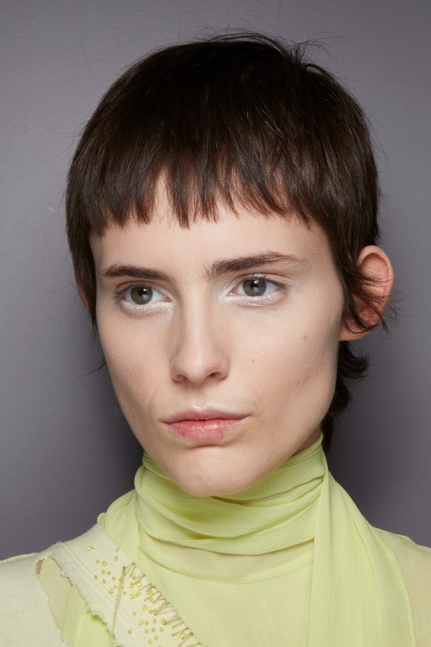 اطلالات جمالية في عرض أزياء مجموعة Acne Studios لموسم خريف وشتاء 2022 في باريس